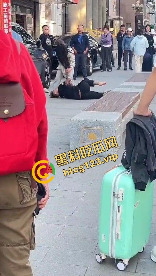 相爱相杀的爱情现场,小情侣街头互扇巴掌,真不嫌丢人!-10