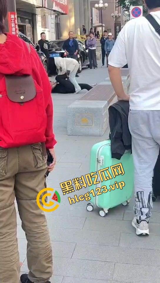 相爱相杀的爱情现场,小情侣街头互扇巴掌,真不嫌丢人!-11