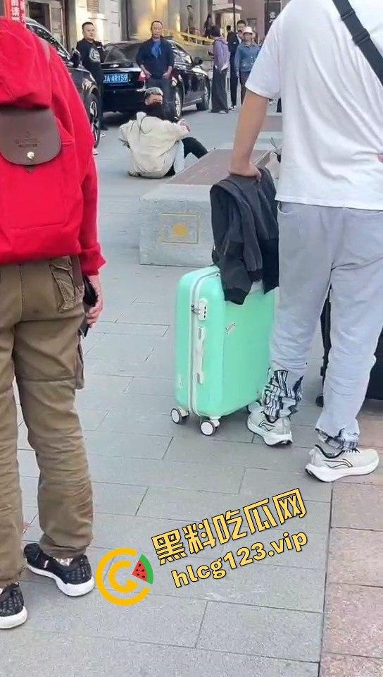 相爱相杀的爱情现场,小情侣街头互扇巴掌,真不嫌丢人!-12