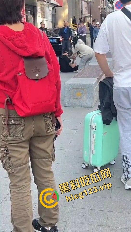 相爱相杀的爱情现场,小情侣街头互扇巴掌,真不嫌丢人!-15