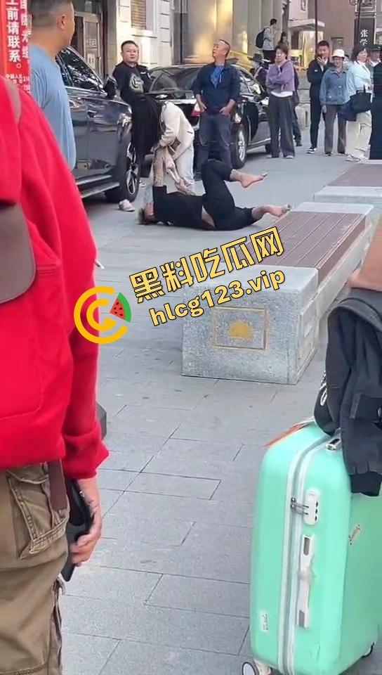 相爱相杀的爱情现场,小情侣街头互扇巴掌,真不嫌丢人!-16