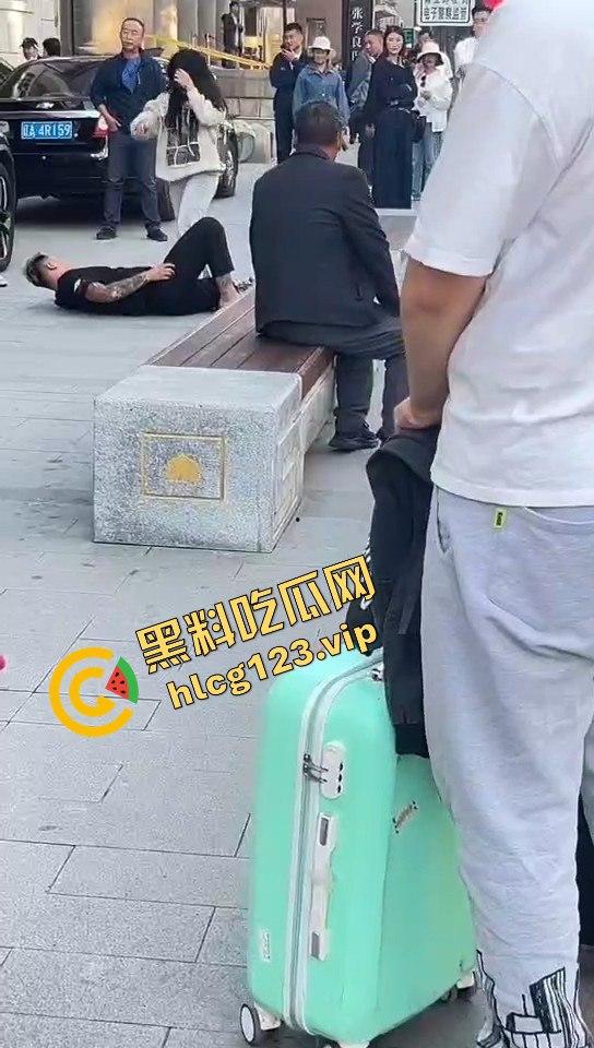 相爱相杀的爱情现场,小情侣街头互扇巴掌,真不嫌丢人!-17