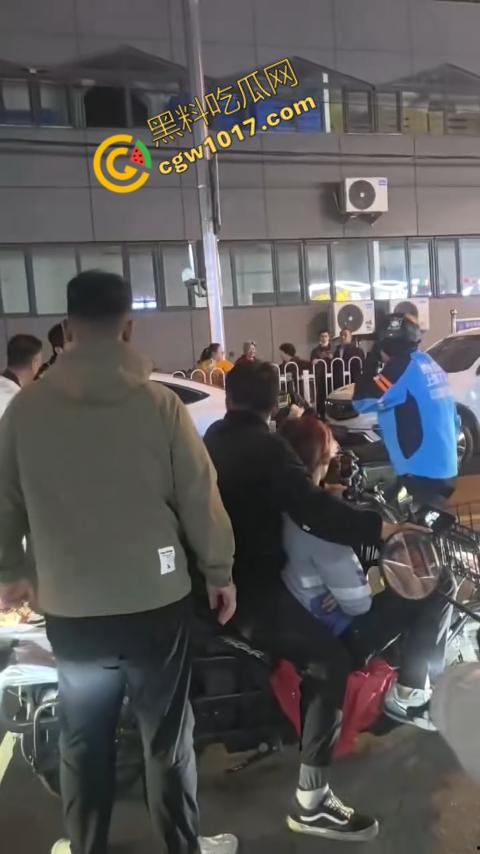 通州暴力事件震惊全城,饿了么专送外卖员突然发难,残忍刺客眼睛,现场混乱,令人毛骨悚然!-6