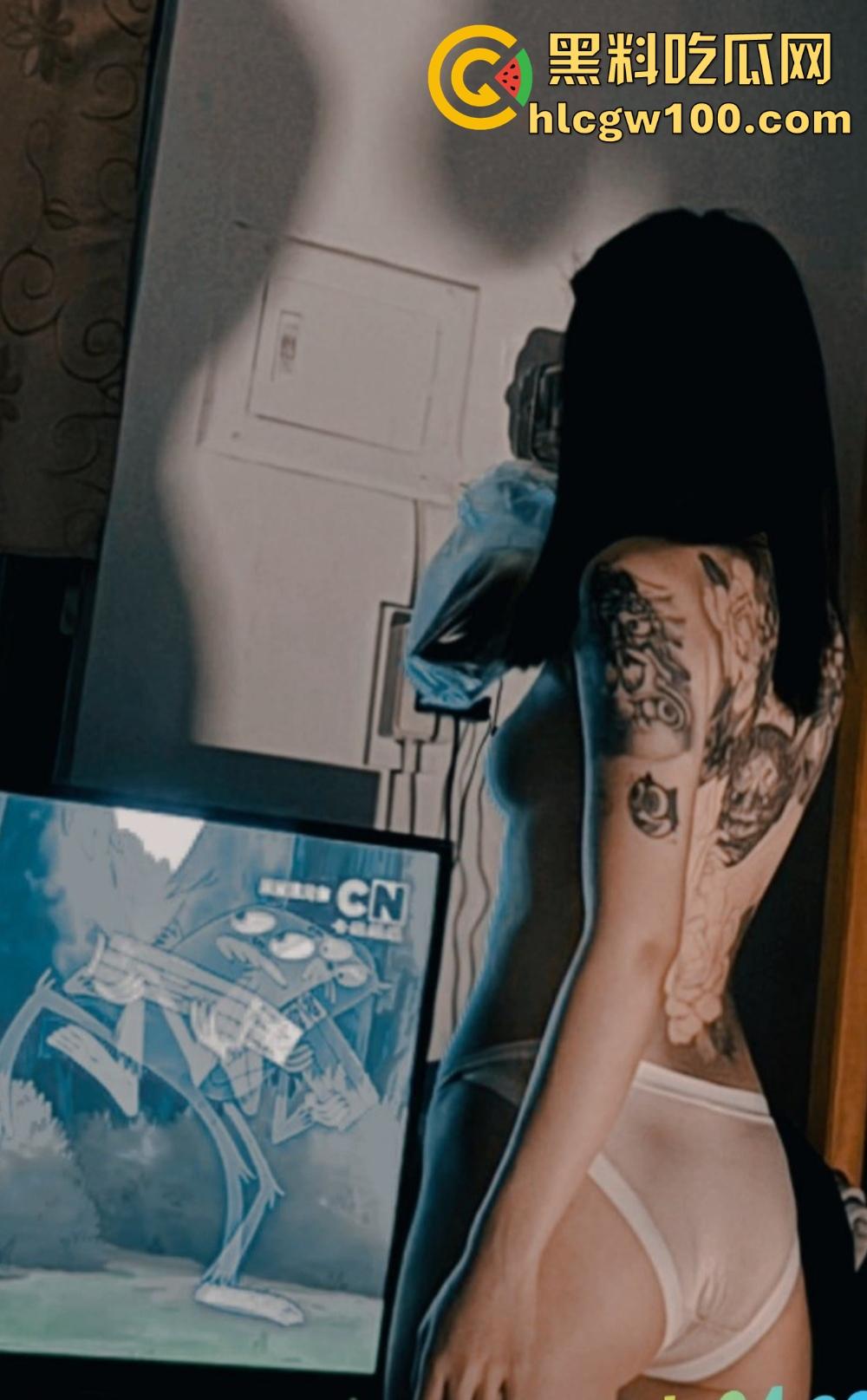 约炮大神亲曝极品操作21岁纹身大学妹【卢欣柔】铭文学生妹口技惊人,镜前口交被猛抽到高潮,这身材简直无敌!-12