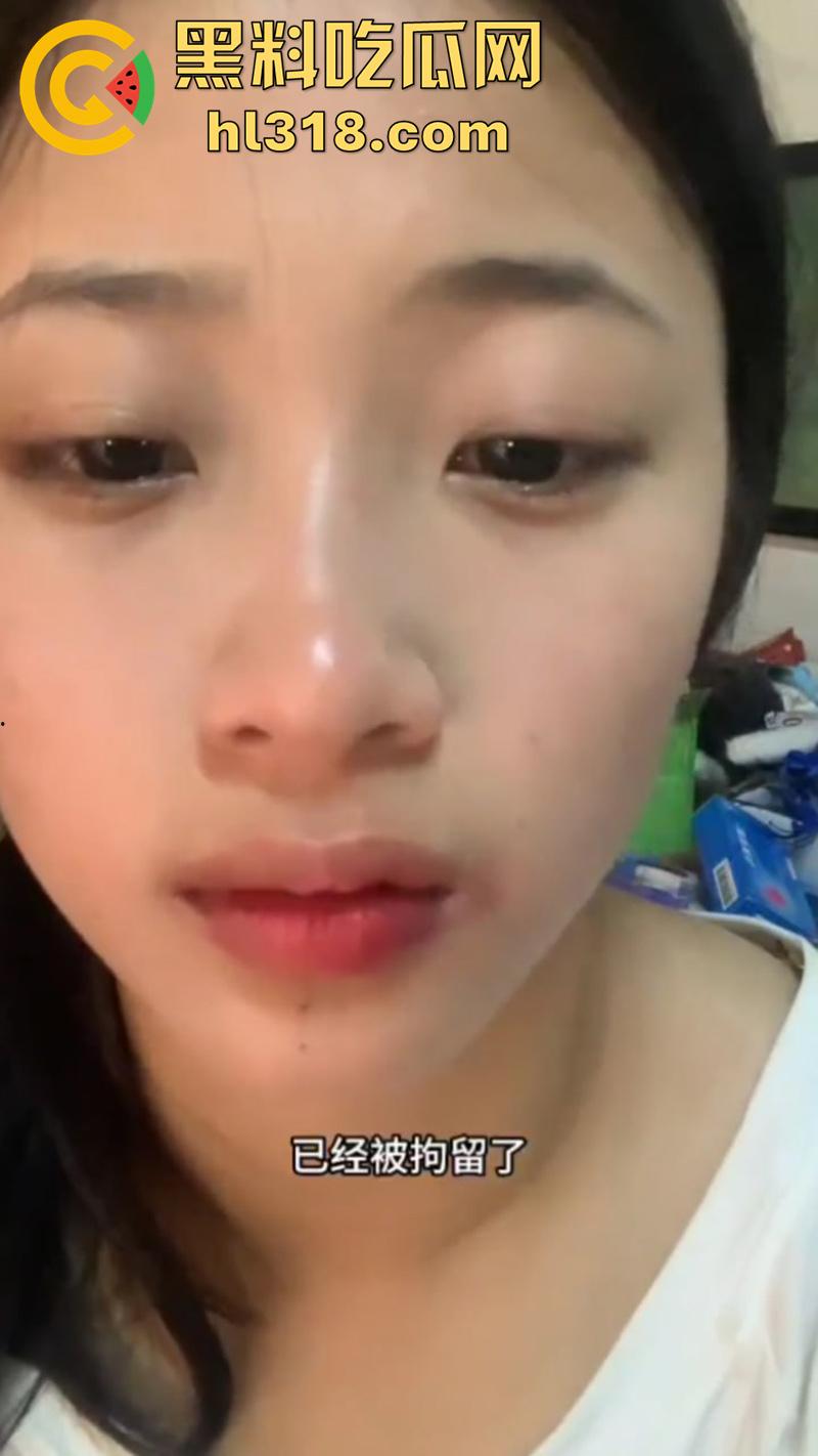 广东茂名化州擦边女被猥亵,穿性感吊带裙江边跳舞,被大叔发现直接上手摸臀猥亵,看来大爷憋不住了啊!-1