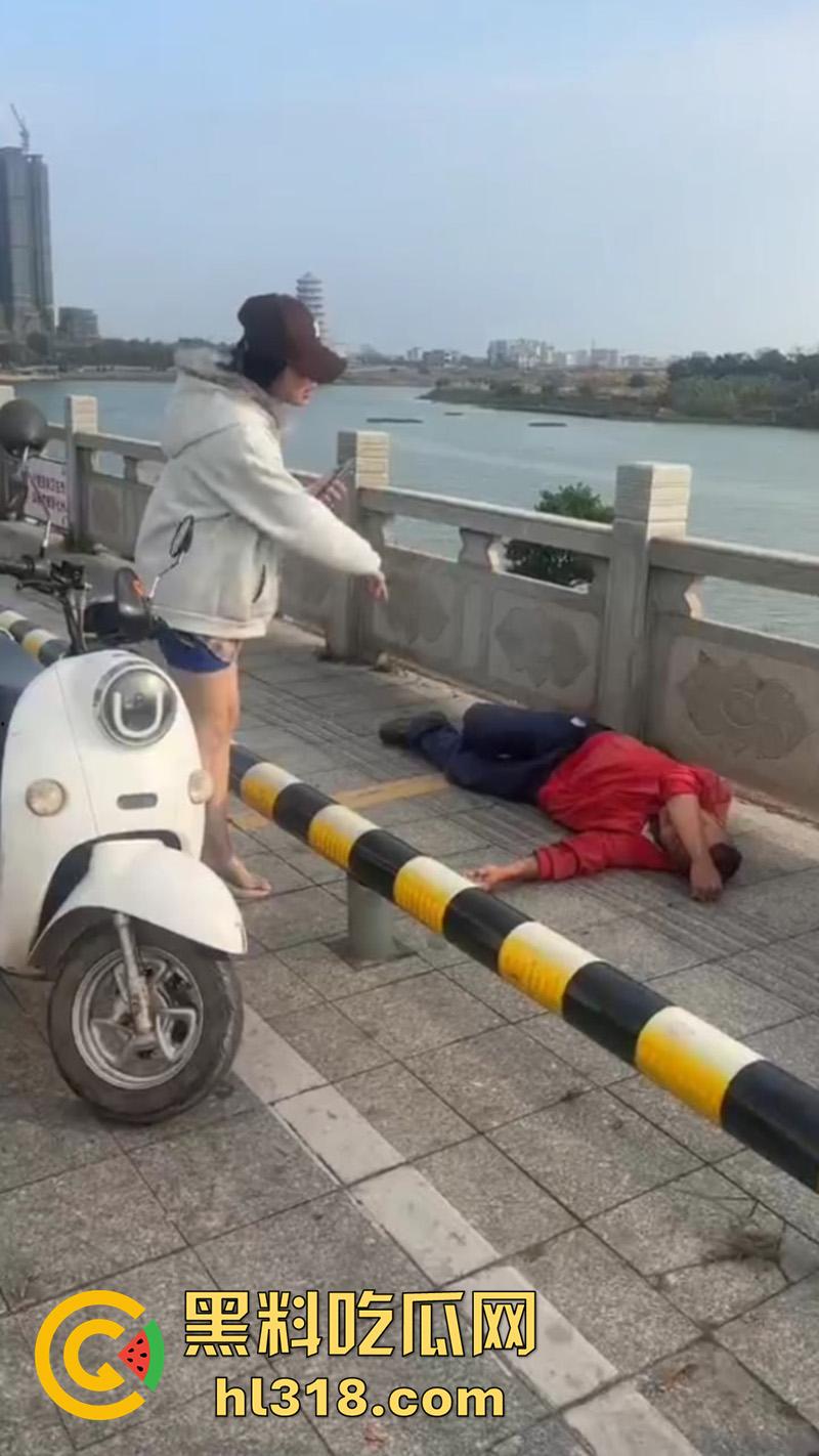 广东茂名化州擦边女被猥亵,穿性感吊带裙江边跳舞,被大叔发现直接上手摸臀猥亵,看来大爷憋不住了啊!-5