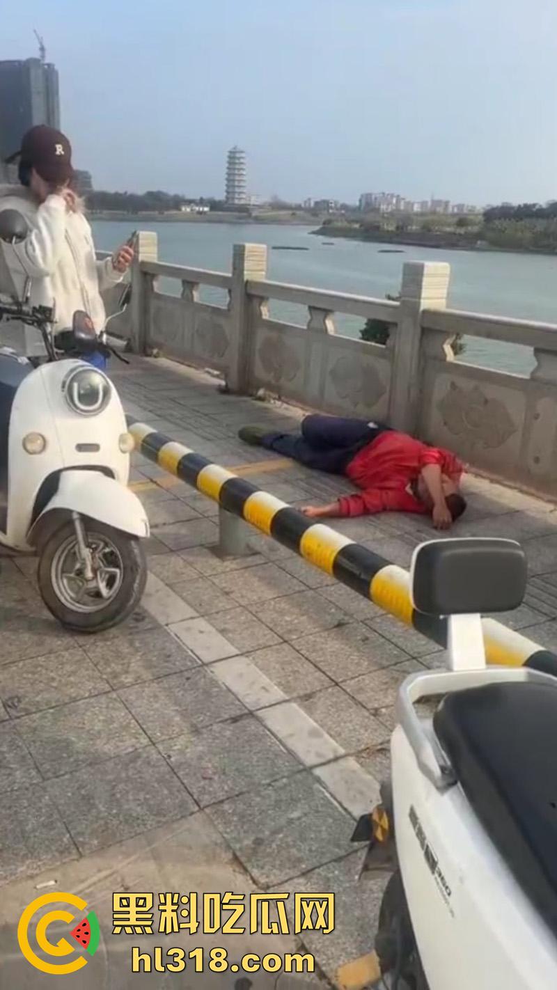 广东茂名化州擦边女被猥亵,穿性感吊带裙江边跳舞,被大叔发现直接上手摸臀猥亵,看来大爷憋不住了啊!-6