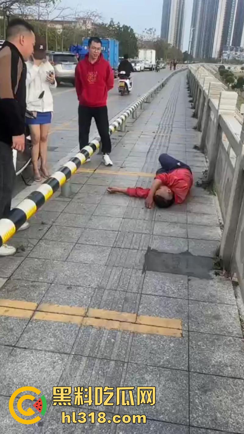 广东茂名化州擦边女被猥亵,穿性感吊带裙江边跳舞,被大叔发现直接上手摸臀猥亵,看来大爷憋不住了啊!-7