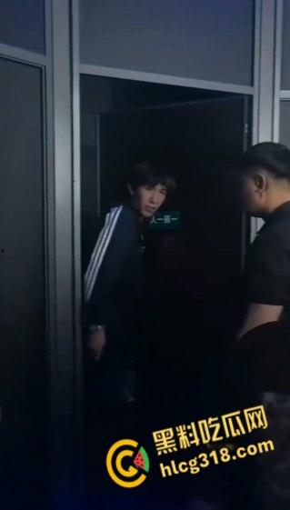 年轻人玩的就是刺激，酒吧厕所里野战，透视门映射出白嫩的酮体，做爱的轮廓有着朦胧的美感 !-6