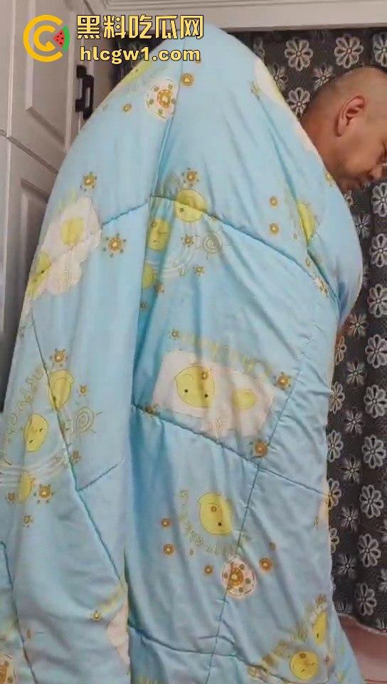 南昌捉奸场面火爆！刀都架婊子脖子上了，狗男人还裹被子怕走光，真是笑死人！-6