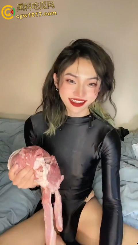 推特抽象男娘【小樱】 玩猪肉飞机杯!保鲜膜裹猪肉撸鸡巴射精,猪肉飞机杯白浊横流,猎奇画面视觉冲击拉满!-2