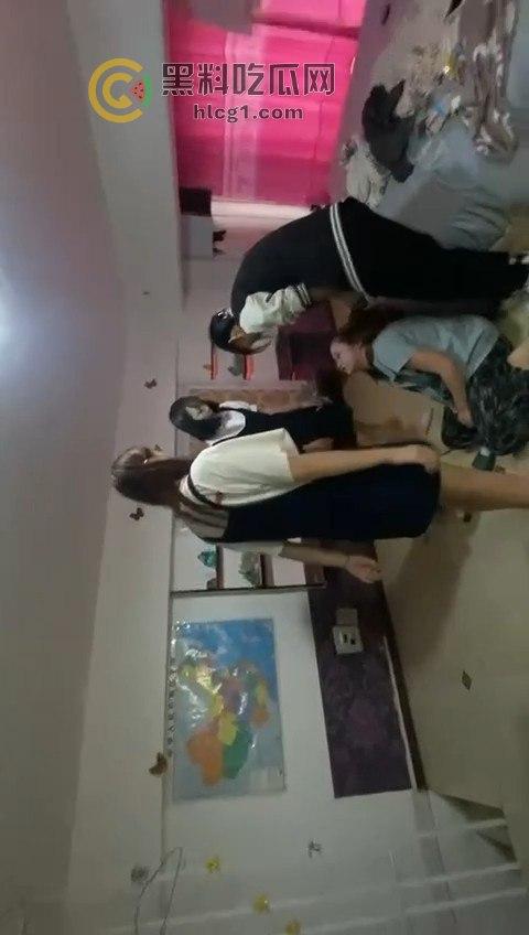 出租屋惊现霸凌事件!精神小伙小妹操控女孩,出租屋成霸凌舞台!-2