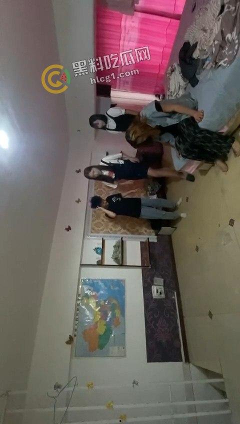 出租屋惊现霸凌事件!精神小伙小妹操控女孩,出租屋成霸凌舞台!-4