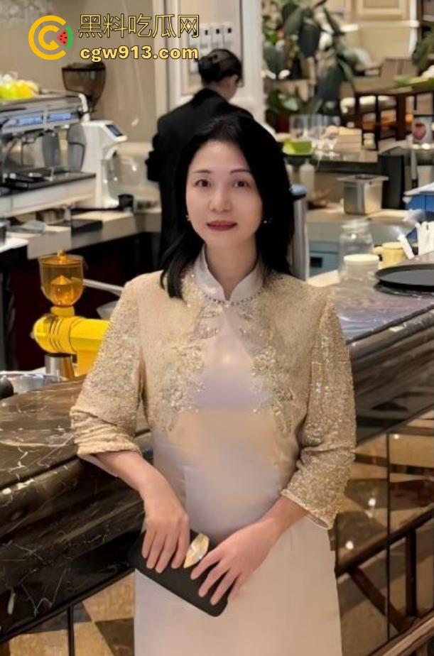 海角乱伦,骚妈穿开档情趣内裤窗边被暴操,大胆露出任由邻居欣赏骚姿媚态,刺激内射!-1