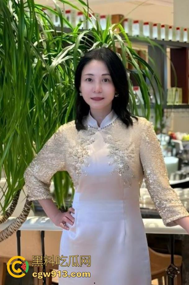 海角乱伦,骚妈穿开档情趣内裤窗边被暴操,大胆露出任由邻居欣赏骚姿媚态,刺激内射!-2