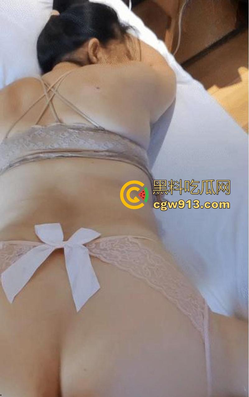 海角乱伦,骚妈穿开档情趣内裤窗边被暴操,大胆露出任由邻居欣赏骚姿媚态,刺激内射!-5