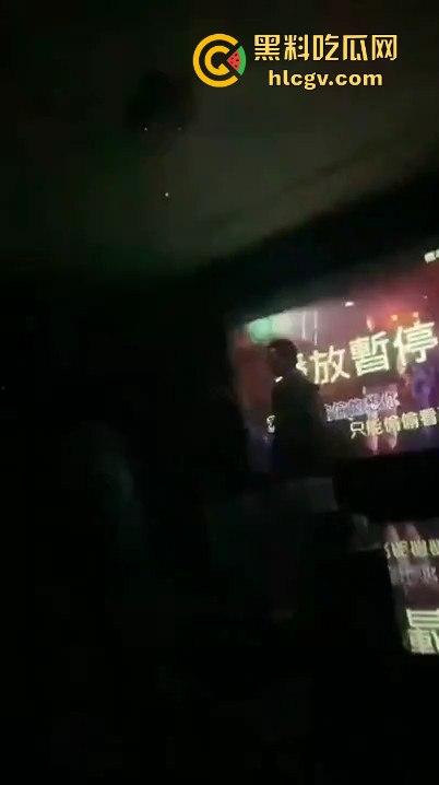 台湾宜兰高职生KTV狂殴同学!唱歌跑调遭群殴,另一边同学悠哉玩王者荣耀,场面极度魔幻!-1