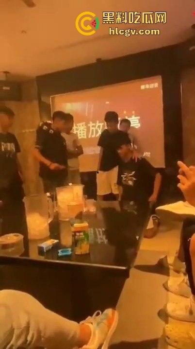 台湾宜兰高职生KTV狂殴同学!唱歌跑调遭群殴,另一边同学悠哉玩王者荣耀,场面极度魔幻!-4