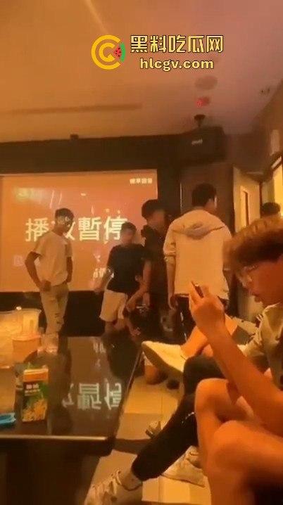 台湾宜兰高职生KTV狂殴同学!唱歌跑调遭群殴,另一边同学悠哉玩王者荣耀,场面极度魔幻!-6