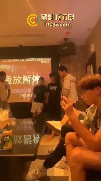 台湾宜兰高职生KTV狂殴同学!唱歌跑调遭群殴,另一边同学悠哉玩王者荣耀,场面极度魔幻!-12