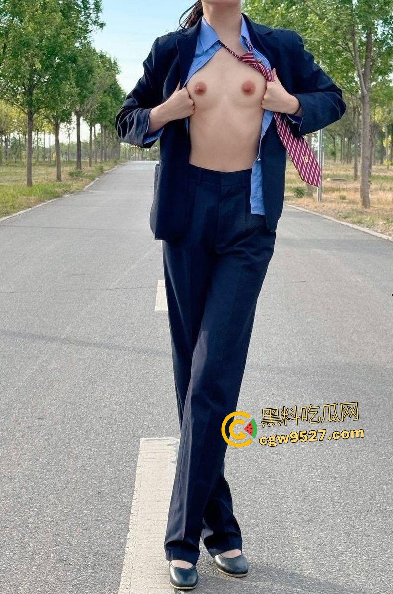 高铁乘务员【张木盈】,制服脱衣诱惑金主,下飞机车内被金主狂操,后入手机放翘臀上照玩!-1