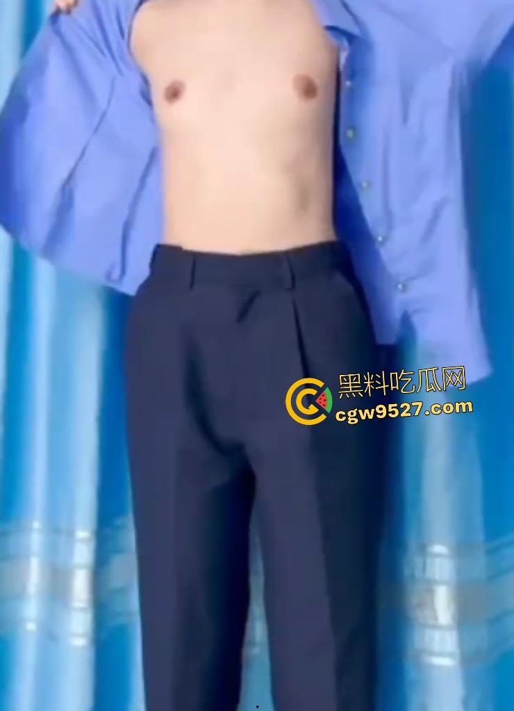 高铁乘务员【张木盈】,制服脱衣诱惑金主,下飞机车内被金主狂操,后入手机放翘臀上照玩!-3