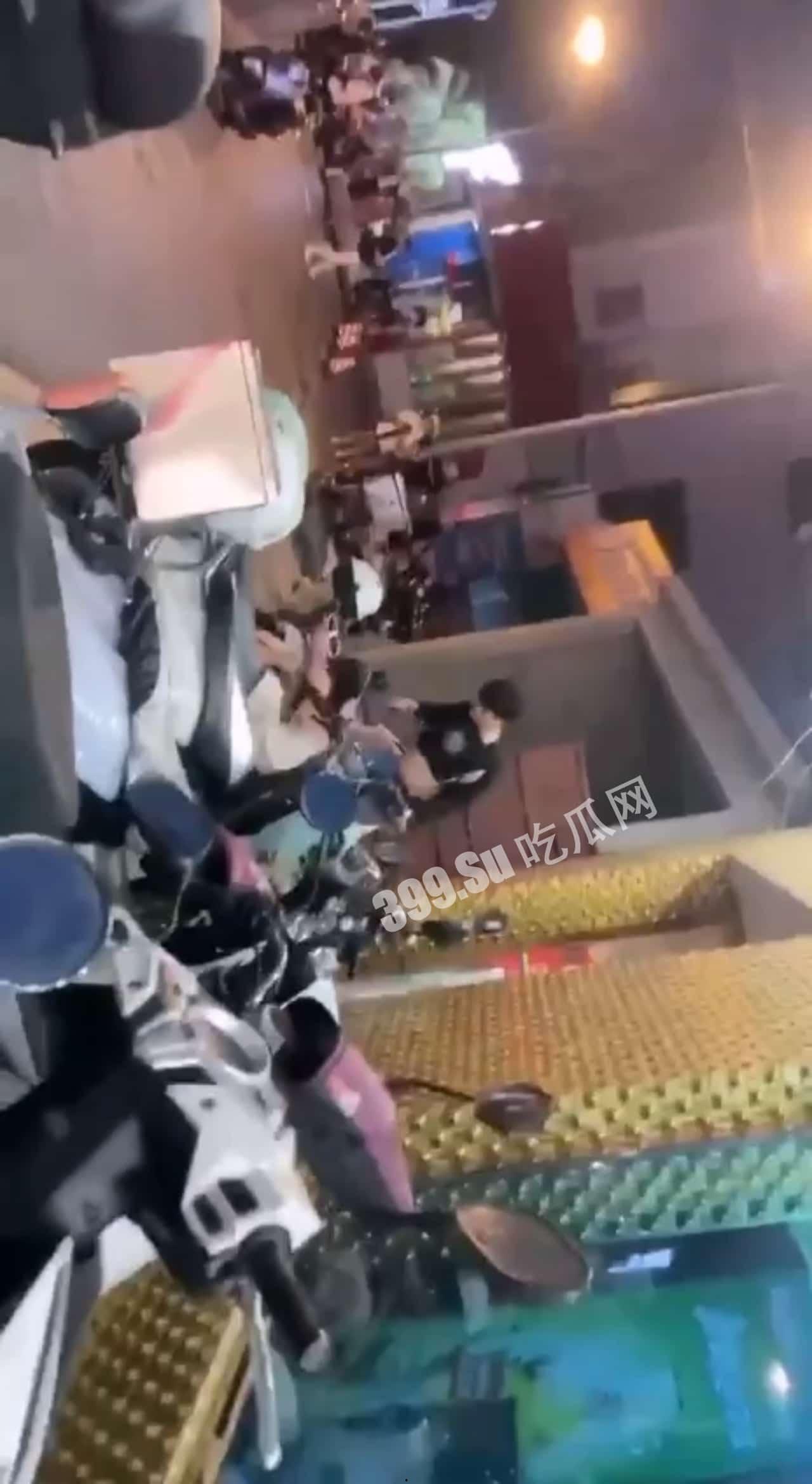 4月30日晚十点左右，广西柳州市发生砍人事件ps：大概率又是情刀-1