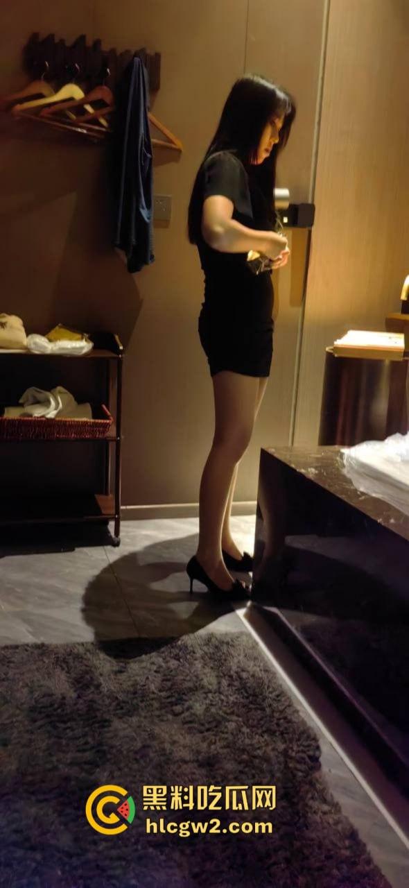 巨乳长腿女技师太迷人 大哥当场展雄峰 肉棒支起小帐篷 压都压不住!-2