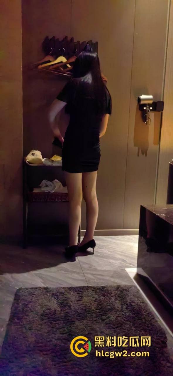 巨乳长腿女技师太迷人 大哥当场展雄峰 肉棒支起小帐篷 压都压不住!-6