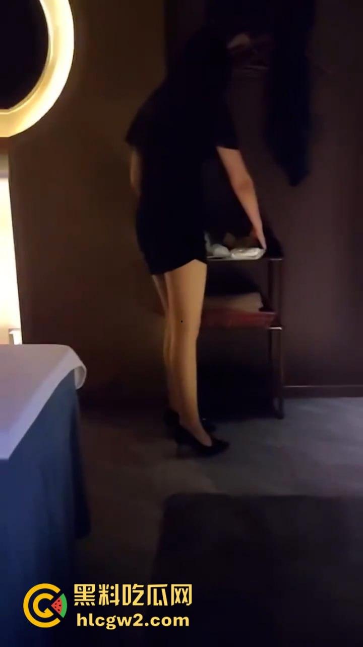 巨乳长腿女技师太迷人 大哥当场展雄峰 肉棒支起小帐篷 压都压不住!-7