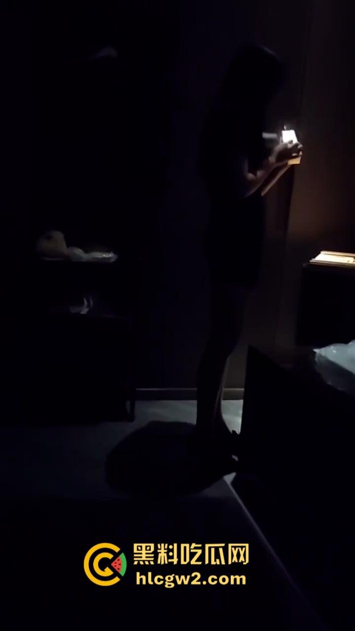 巨乳长腿女技师太迷人 大哥当场展雄峰 肉棒支起小帐篷 压都压不住!-9