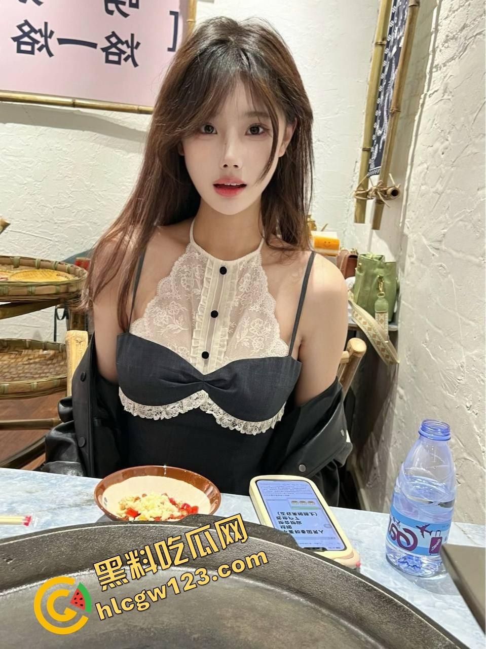 黑丝骚妹车震爽到疯,边开车边自慰喊操我,人来车往照样喷水,主动跳车求操,骚得一匹!-2