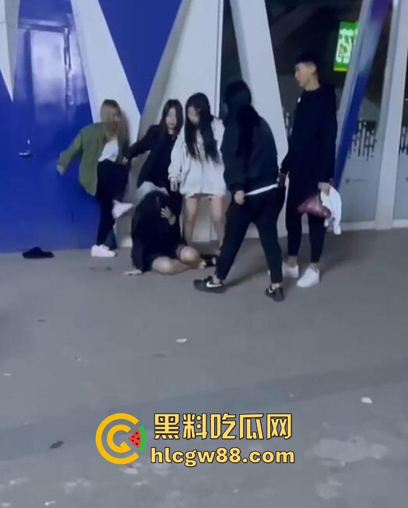 东北精神小妹之间的战斗 一群少女围殴两名姐妹 拽着头发暴打 看呆同行小伙 太狠了!-5