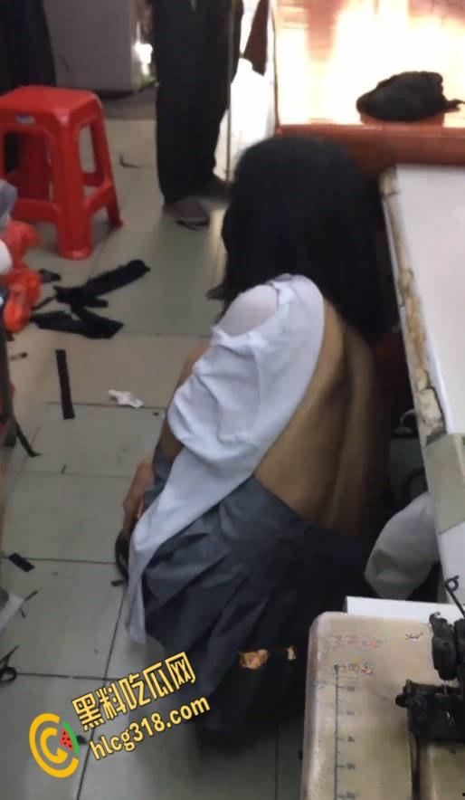 超大胆御姐直接在沙滩商场,各种人多的地方全裸露出全裸,让大爷直接量胸围做衣服真牛逼啊!!!-5