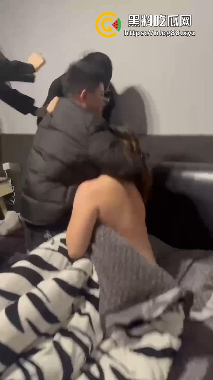 苍南县马镇宝妈怒捉老公操音乐老师小三,小三家脱光干逼被抓爆打,原配美得勾魂还输给贱货!-16