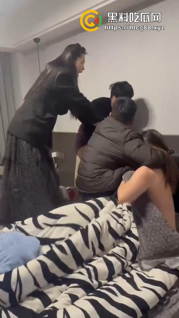 苍南县马镇宝妈怒捉老公操音乐老师小三,小三家脱光干逼被抓爆打,原配美得勾魂还输给贱货!-17