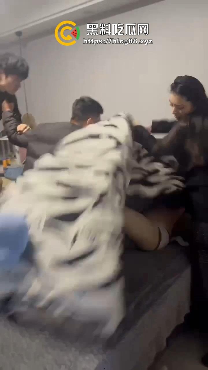 苍南县马镇宝妈怒捉老公操音乐老师小三,小三家脱光干逼被抓爆打,原配美得勾魂还输给贱货!-19