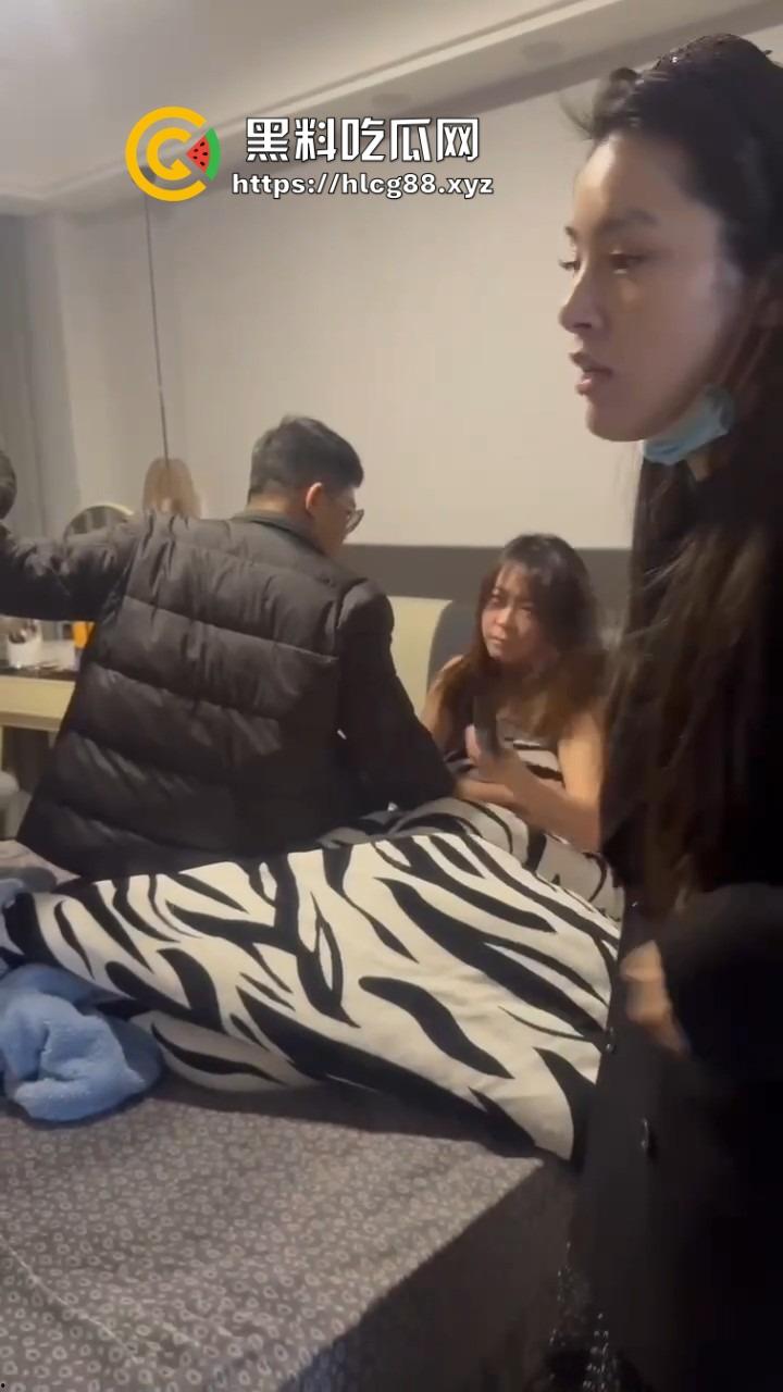 苍南县马镇宝妈怒捉老公操音乐老师小三,小三家脱光干逼被抓爆打,原配美得勾魂还输给贱货!-20