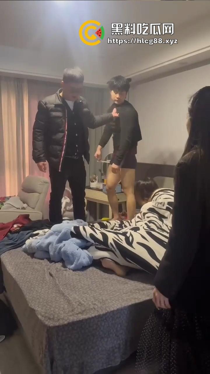 苍南县马镇宝妈怒捉老公操音乐老师小三,小三家脱光干逼被抓爆打,原配美得勾魂还输给贱货!-23