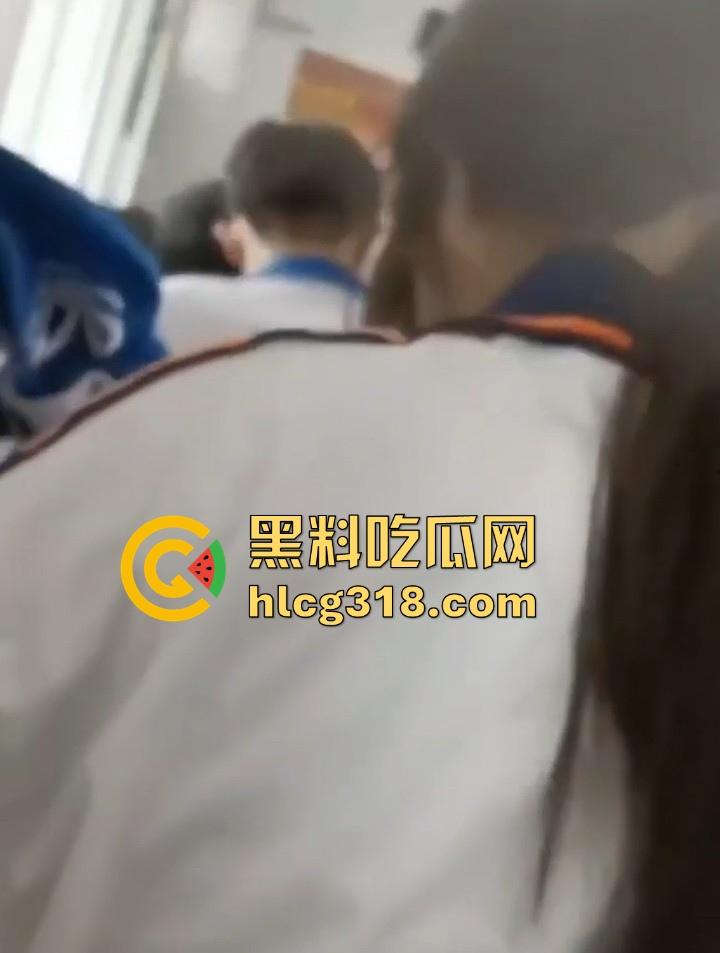 课堂变战场!老师前面讲课 男同学狂扣前排女生小穴 整个手指都沾满淫水 玩的十分刺激!-1