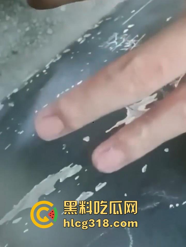 课堂变战场!老师前面讲课 男同学狂扣前排女生小穴 整个手指都沾满淫水 玩的十分刺激!-6