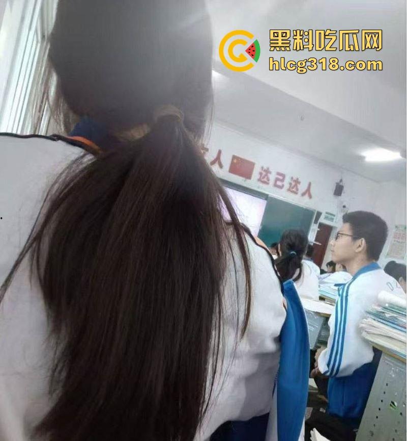 课堂变战场!老师前面讲课 男同学狂扣前排女生小穴 整个手指都沾满淫水 玩的十分刺激!-7