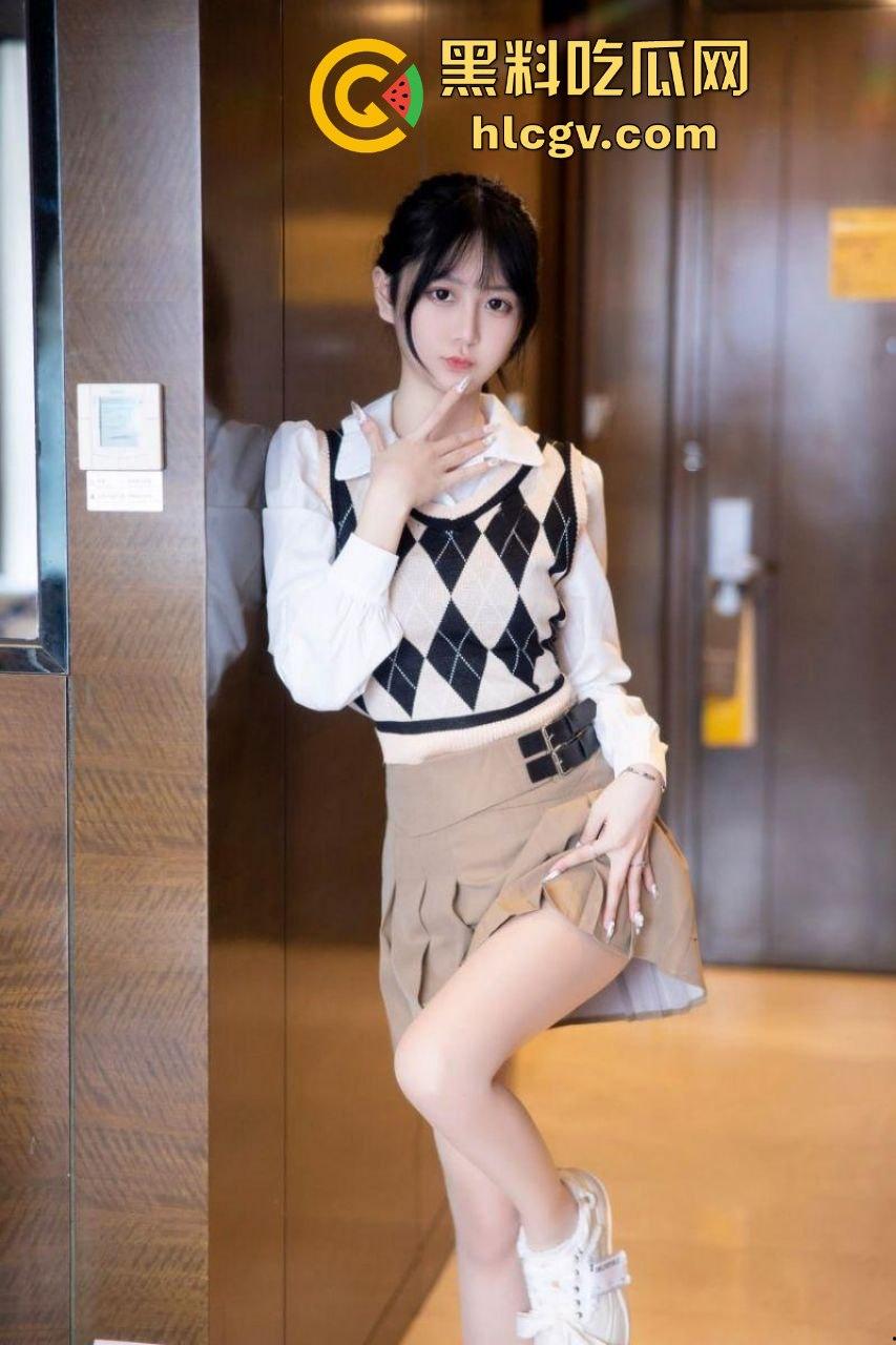 海南高颜值极品模特【宋雪】大尺度私拍！JK制服丝足道具自慰，白天写真模特，晚上脱衣找大哥！-14