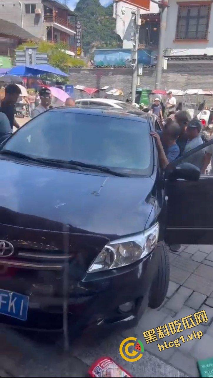 桂林阳朔十字街 黑车轿车失控 冲撞行人 造成3人受伤!-4