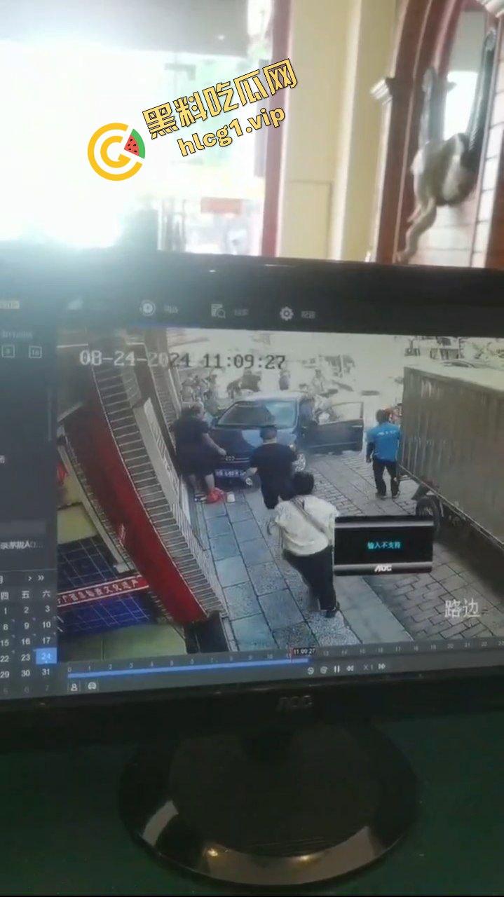 桂林阳朔十字街 黑车轿车失控 冲撞行人 造成3人受伤!-6