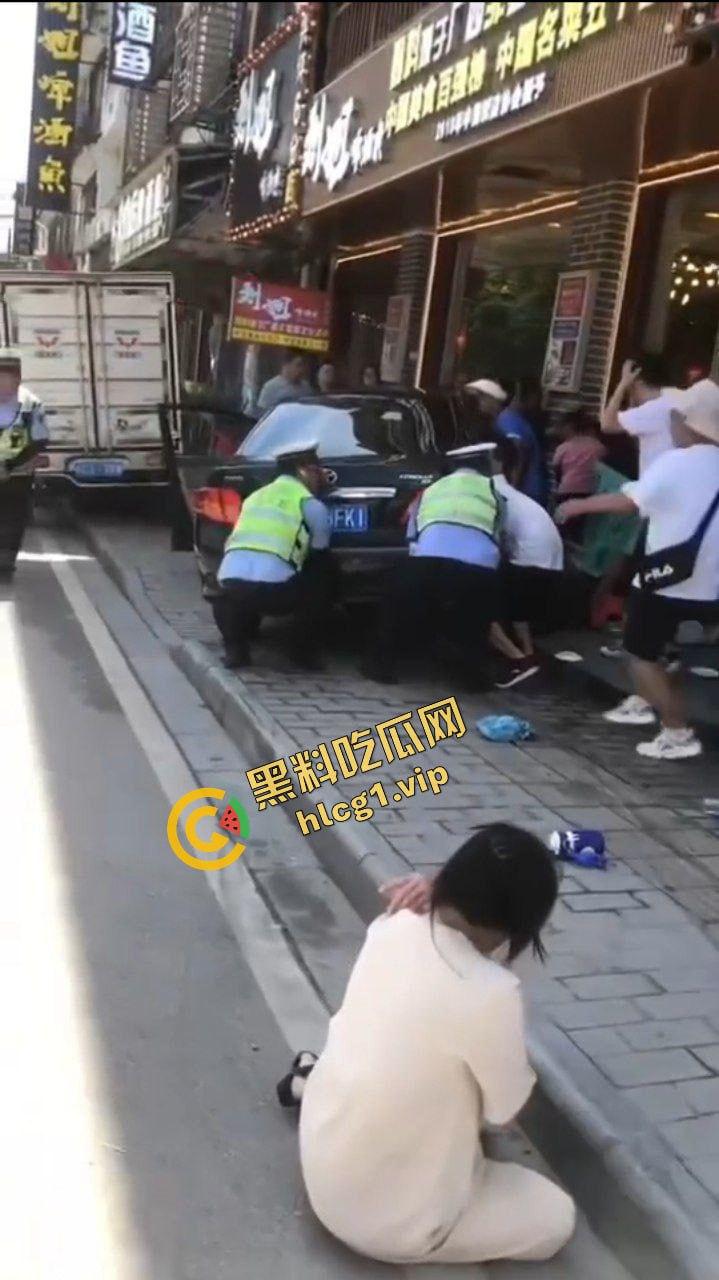 桂林阳朔十字街 黑车轿车失控 冲撞行人 造成3人受伤!-7