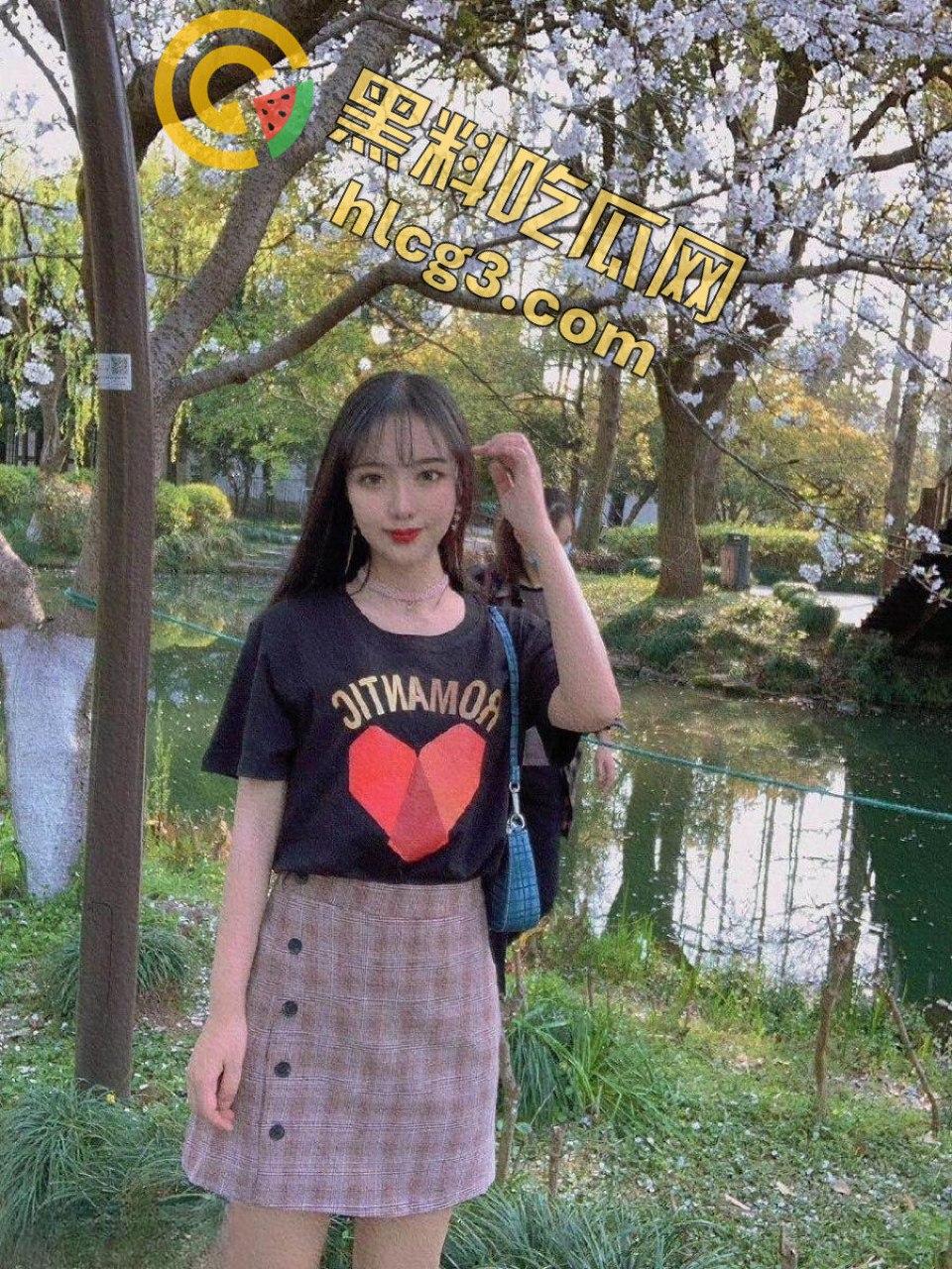 情侣自拍泄密!对镜自慰发给男朋友,男主鸡巴竟然有点短-1