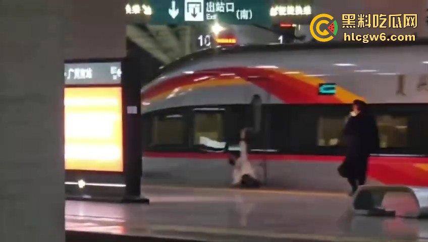 广州南站一乘客阻扒高铁车门夹住拖行,站务员紧急联络司机并跑向乘客,差点酿成大祸。-4