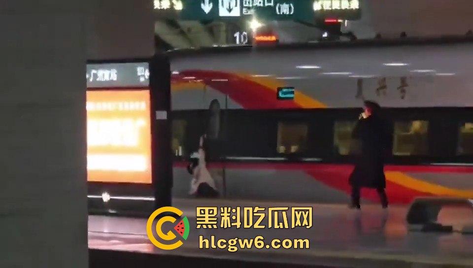 广州南站一乘客阻扒高铁车门夹住拖行,站务员紧急联络司机并跑向乘客,差点酿成大祸。-7