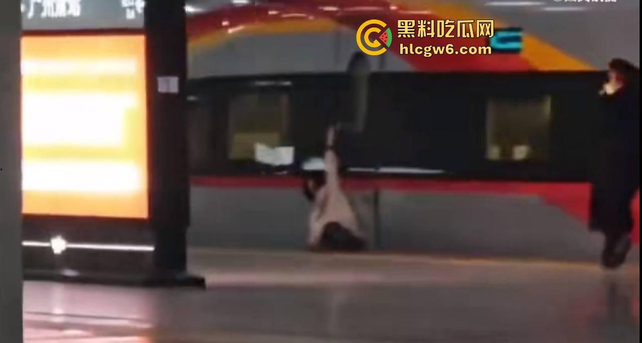 广州南站一乘客阻扒高铁车门夹住拖行,站务员紧急联络司机并跑向乘客,差点酿成大祸。-8